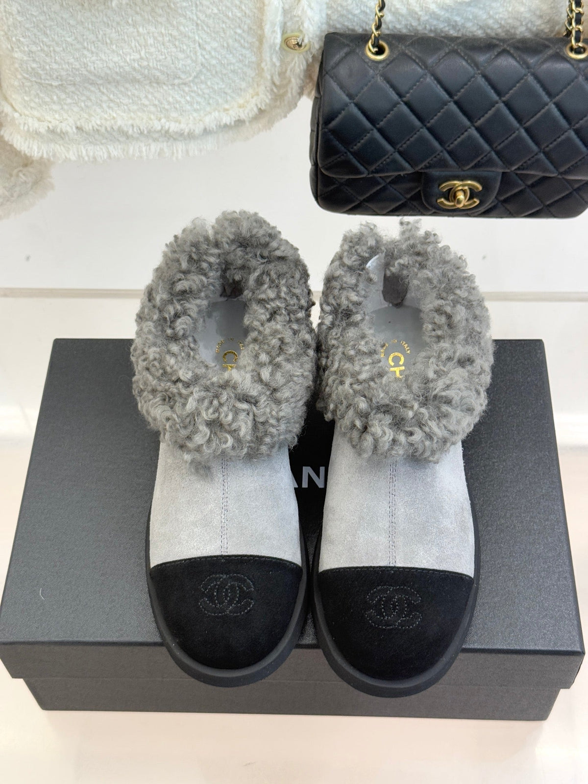 CC 25s  Furry Snow Boots Gray Black Suede Wool 512062