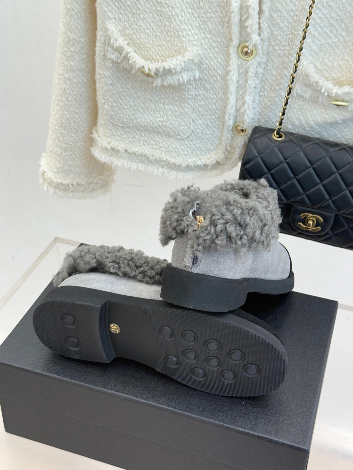 CC 25s  Furry Snow Boots Gray Black Suede Wool 512062